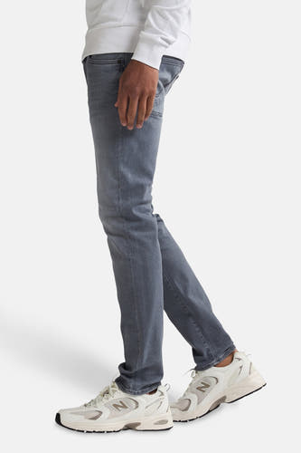 Jean denim clair de Petrol Industries, coupe slim, associé à une chemise blanche et des chaussures New Balance.