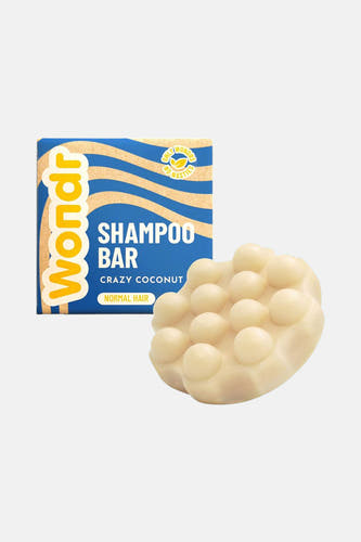 Gel douche douche douche multleursleurs de CARE, utilisé par une femme dans la douche portant un haut rayé rouge et blanc.