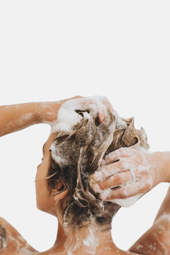 Shampoobar met zoete meloen geur van WONDR CARE, gebruikt in het haar onder de douche.

