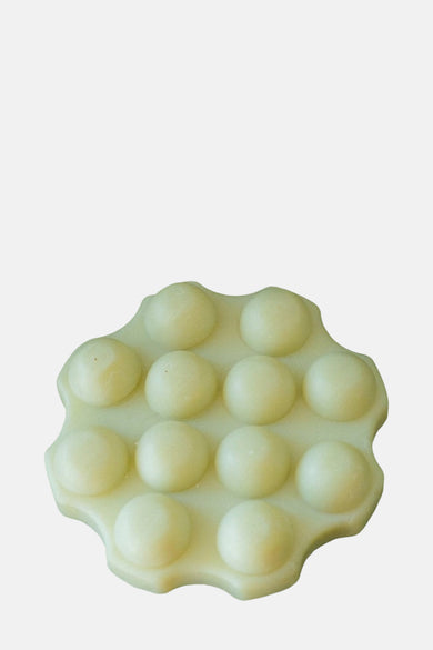 Douche verte de WONDR CARE, avec un design rainuré et sphérique.