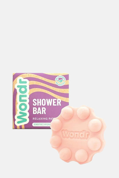 Gel douche douche rose WONDR CARE avec un motif relief et une texture douce.