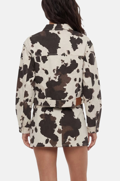 Veste courte à imprimé vache crème et marron de TALLY WEIJL, portée avec une mini-jupe assortie, dos.
