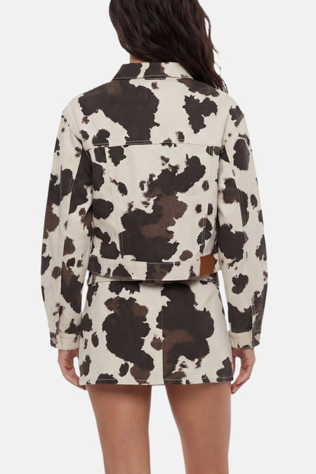 Veste courte à imprimé vache crème et marron de TALLY WEIJL, portée avec une mini-jupe assortie, dos.