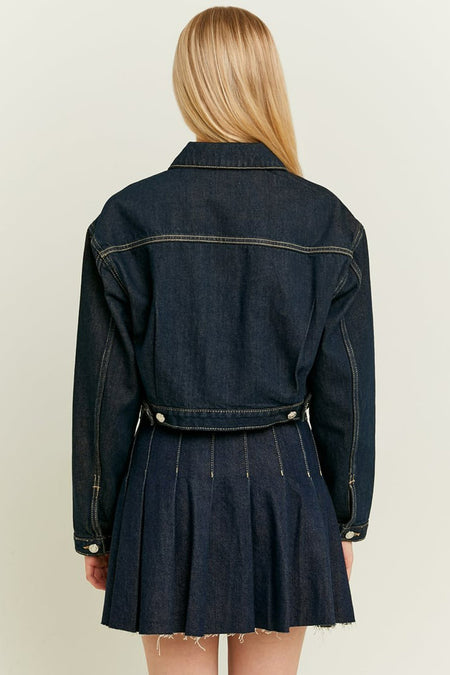 Manteau de jeans bleu marine de TALLY WEIJL, vu d'arrière, avec des surpiqures marron clair et une jupe coordonnée.