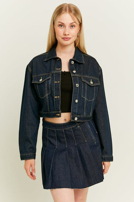 Blouson de jeans bleu marine de TALLY WEIJL, porté avec une jupe coordonnée et un crop top noir.