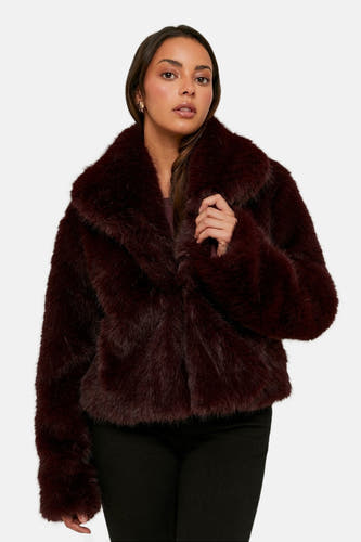 Manteau court de couleur bordeaux de TALLY WEIJL, avec une grande col et une jupe noire.