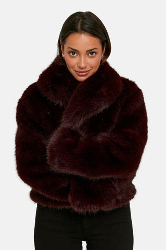Manteau de couleur bordeaux de TALLY WEIJL, avec une douce texture et un devant ouvert.