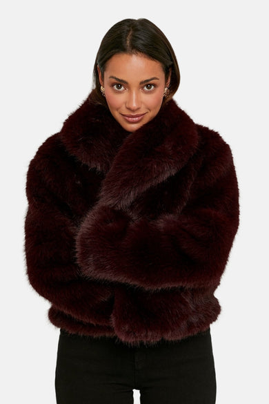 Manteau de couleur bordeaux de TALLY WEIJL, avec une douce texture et un devant ouvert.