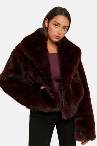 Manteau court Bordeaux de TALLY WEIJL, avec un col et porté sur une chemise Bordeaux et un pantalon noir.