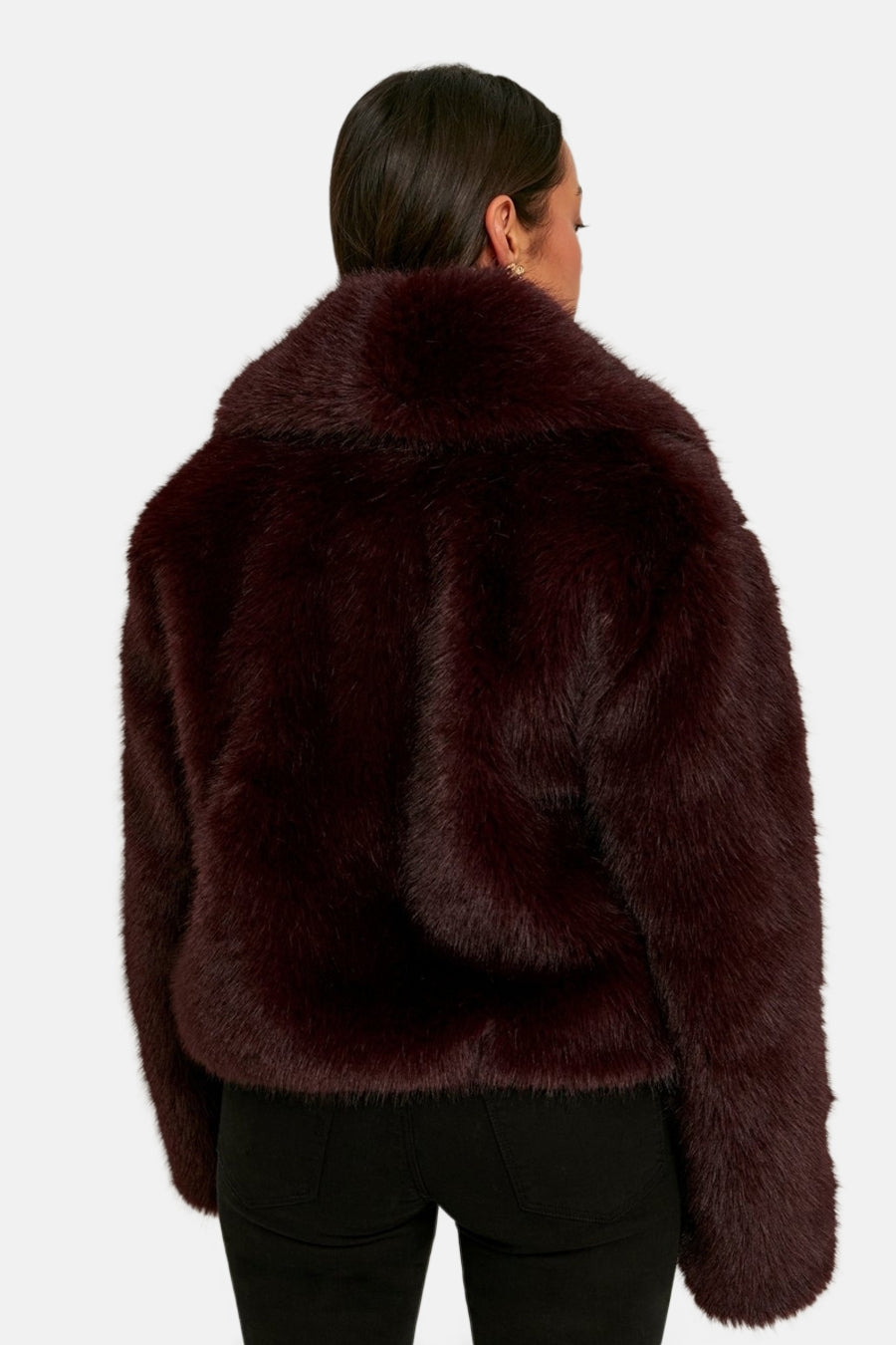 Manteau court de couleur bordeaux de TALLY WEIJL, avec texture imitation fourrure, vu de derrière.
