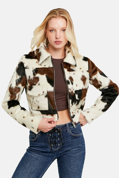 Manteau multicolore en imitation de TALLY WEIJL, avec im imprimé v vê port porté un un shirt brun et des jeans foncés à pattes.