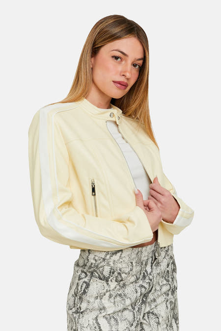Manteau de cuir écru TALLY WEIJL, avec des rayures blanches sur les manches et une jupe dessinée.