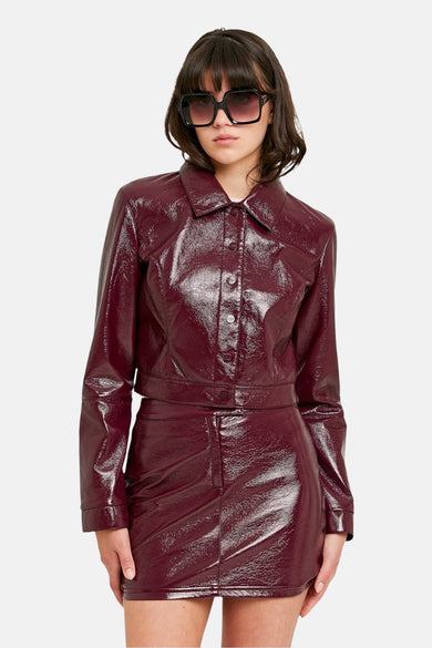 Manteau de couleur bordeaux en cuir imitation TALLY WEIJL, avec un fini brillant et une fermeture à boutons.