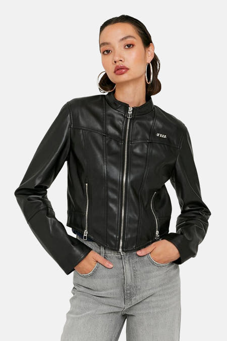 Manteau noir en imitation de TALLY WEIJL, avec fermeture éclair argentée et logo subtil.
