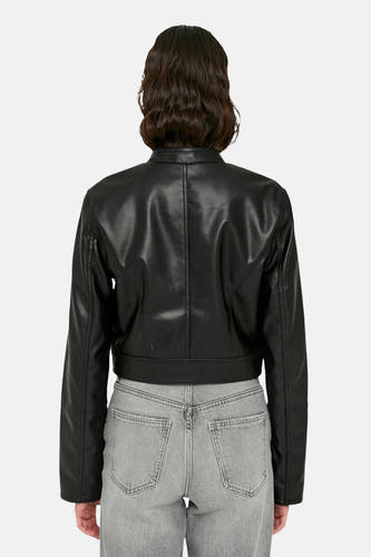 Manteau noir en imitation de TALLY WEIJL, vu de l'arrière, combiné avec un jean gris.