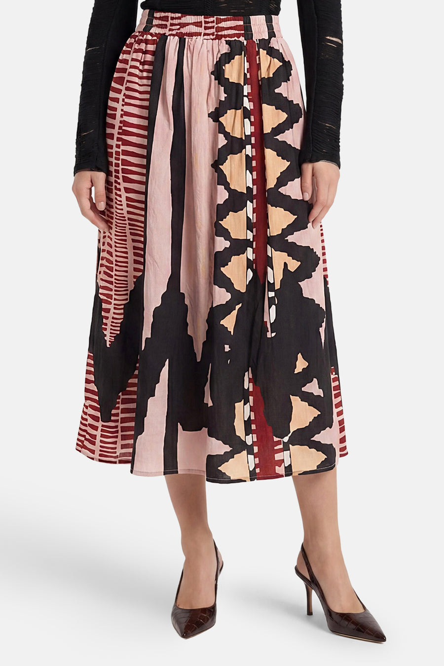 Multicolor casual rok van ADORE met geometrische print, elastische taille, lichte stof, gedragen met zwarte top en bruine hakken
