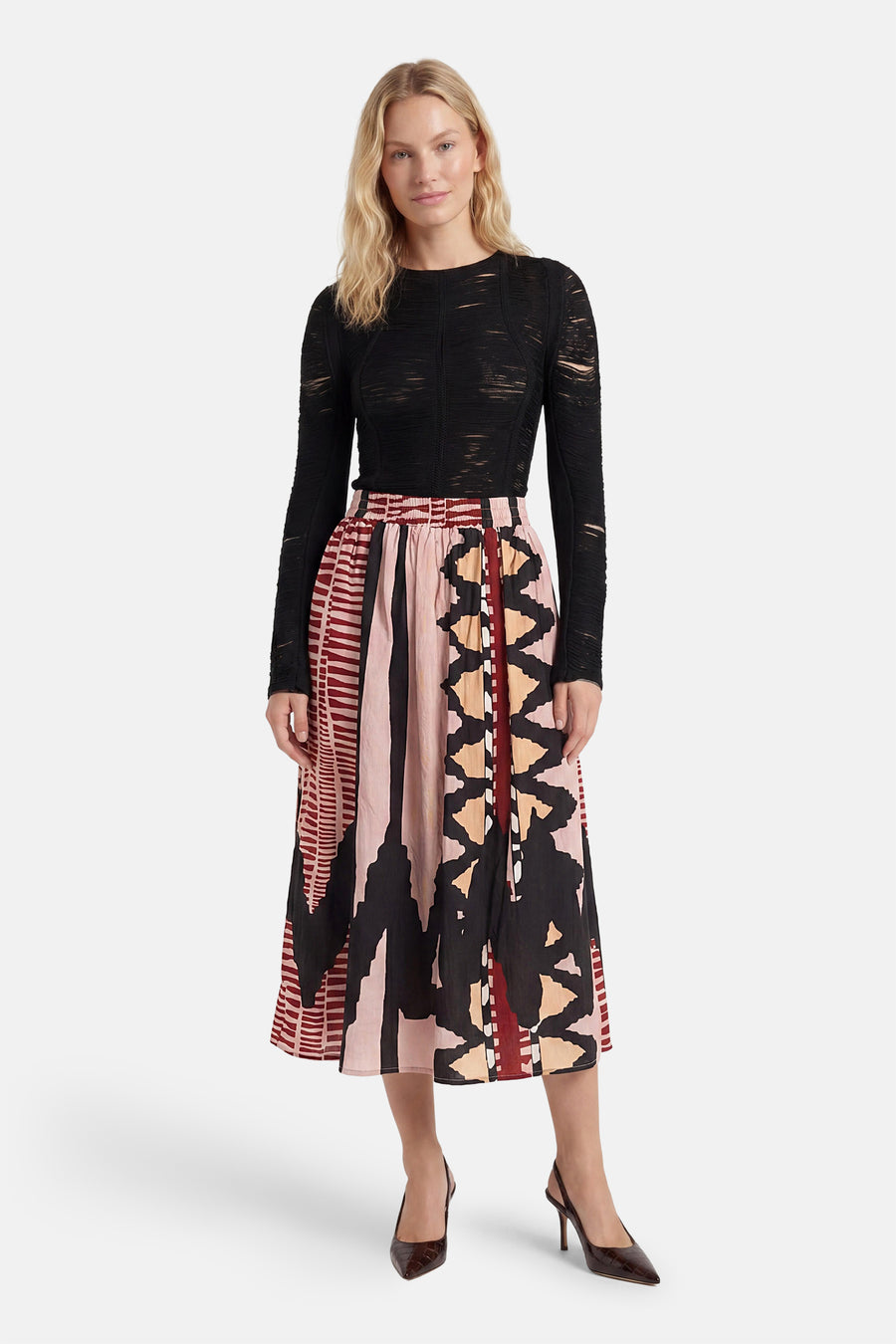 Multicolor middellange rok van ADORE met geometrisch patroon, elastische taille, gedragen met zwarte top en bruine hakken