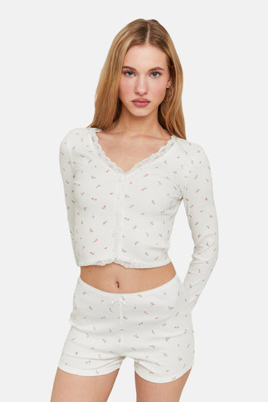 Short blanc de TALLY WEIJL, avec imprimé de fleurs roses et détail de ruban.