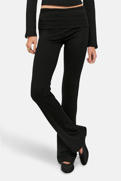 Pantalon noir de TALLY WEIJL, avec des jambes fuselées et un ajustement regularé, stylisé avec une chemise.