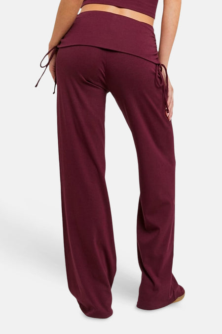 Pantalon de jogging bordeaux van TALLY WEIJL avec ceinture à revers, jambes larges et cordons de serrage sur le côté, vue arrière.