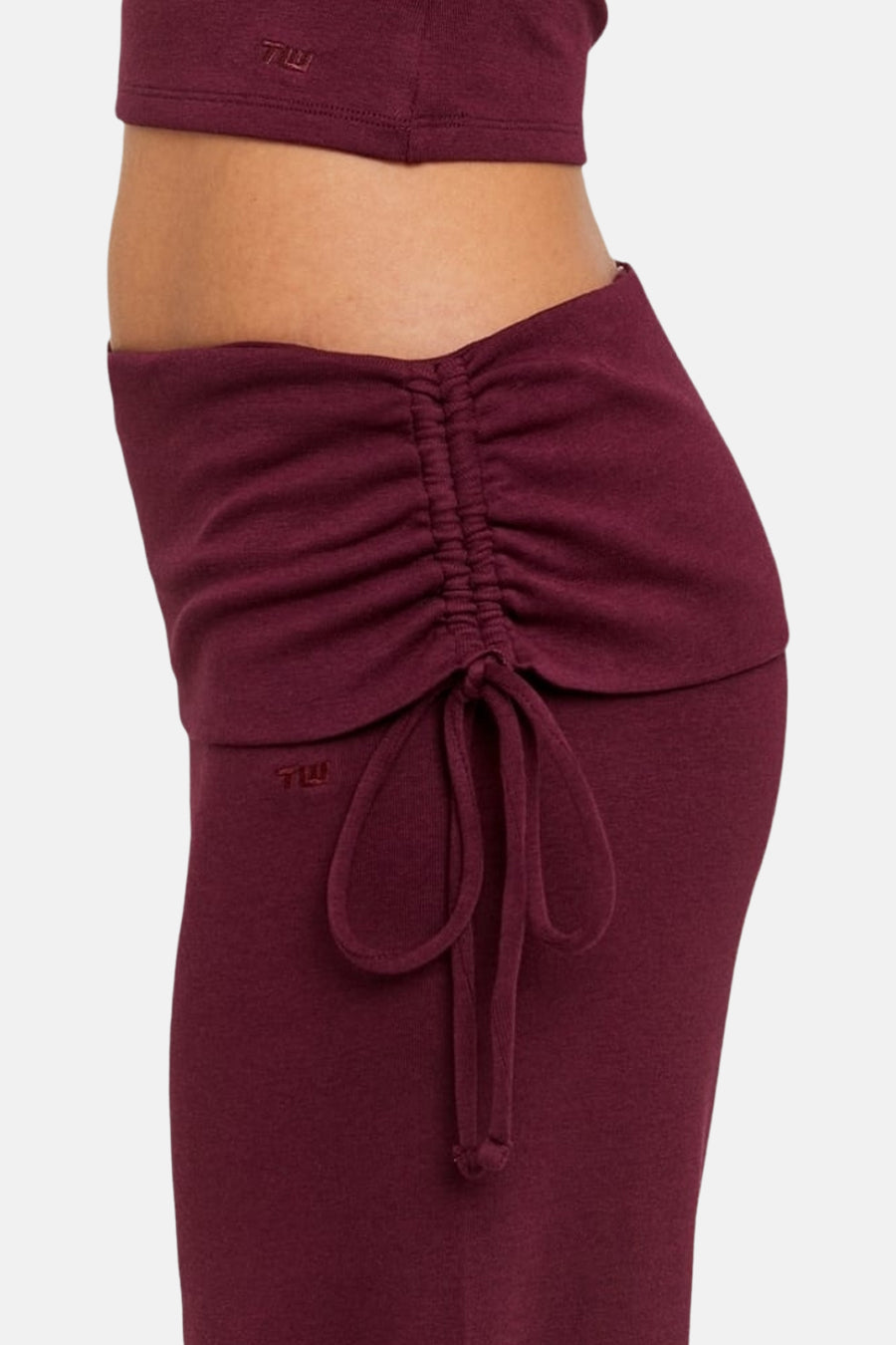 Pantalon de jogging Bordeaux de TALLY WEIJL, vue de côté avec détail froncé sur le côté, liens à nouer et logo TW.