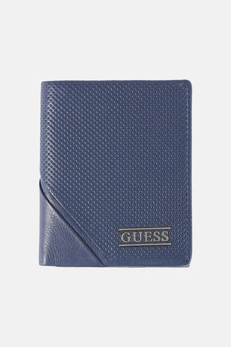 Portefeuille bleue Guess, avec perforations et une répartition diagonale subtile.