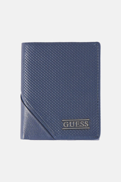 Portefeuille bleue Guess, avec perforations et une répartition diagonale subtile.
