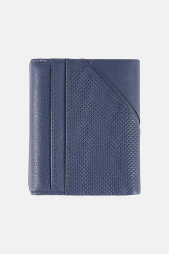 Blauwe portemonnee van Guess, met perforaties en een subtiele diagonale vlakverdeling.
