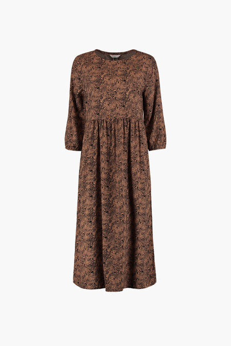 Manteau cognac de couleur avec longues manches de ZABAIONE, doté d'un motif de léopard brun foncé.