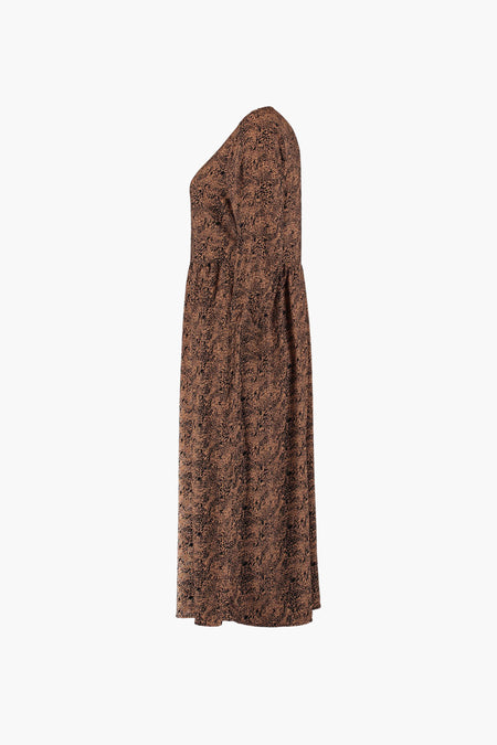 Robe de couleur cognac à longues manches de Zabaione, avec un motif abstrait noir.