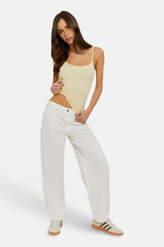 Witte wijde broek van TALLY WEIJL, gedragen met een crèmekleurige top en witte sneakers, front view.