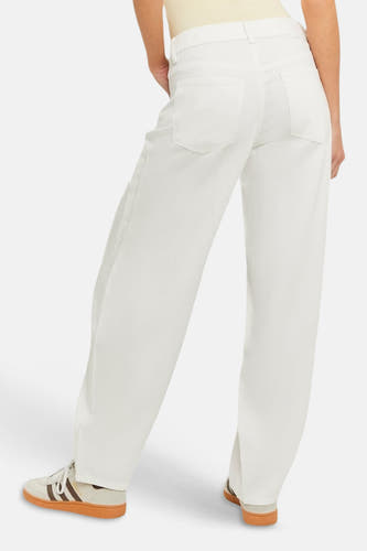 Witte broek van TALLY WEIJL, achterzijde, rechte pasvorm met zakken, model in lichte top en sneakers