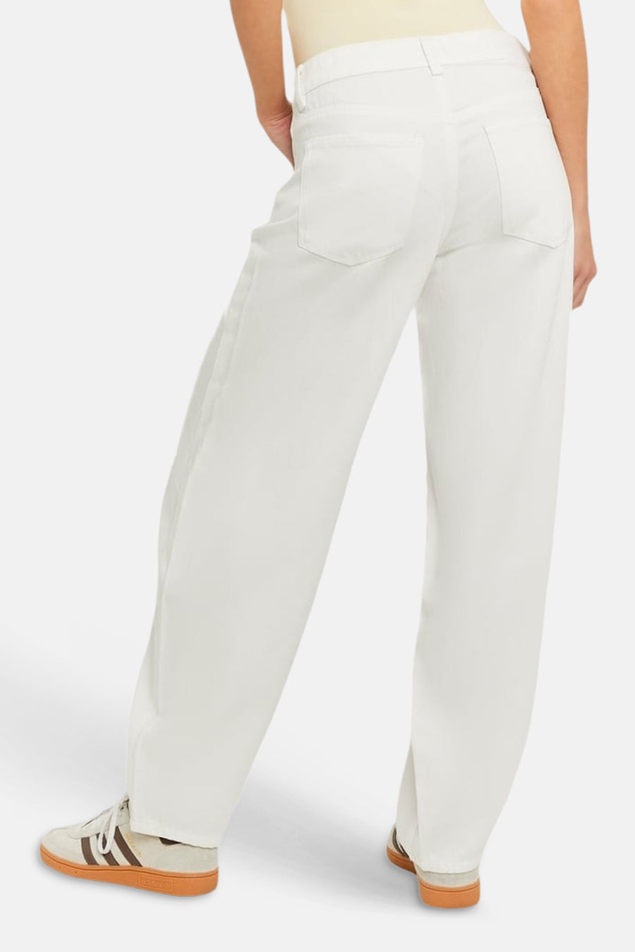 Witte broek van TALLY WEIJL, achterzijde, rechte pasvorm met zakken, model in lichte top en sneakers