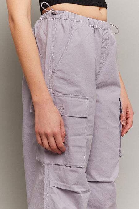 Jean cargo gris de TALLY WEIJL avec poches et une ceinture élastique, gros plan.