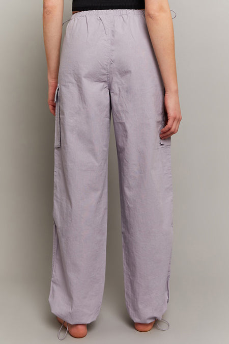 Jean cargo gris TALLY WEIJL, avec des poches sur les côtés et des cordons à l'arrière, vu de derrière.