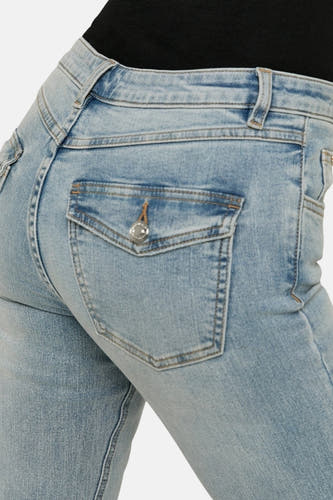 Jean bootcut en denim mid blue de TALLY WEIJL, avec détail de poche à l'arrière et légèrement lavé.