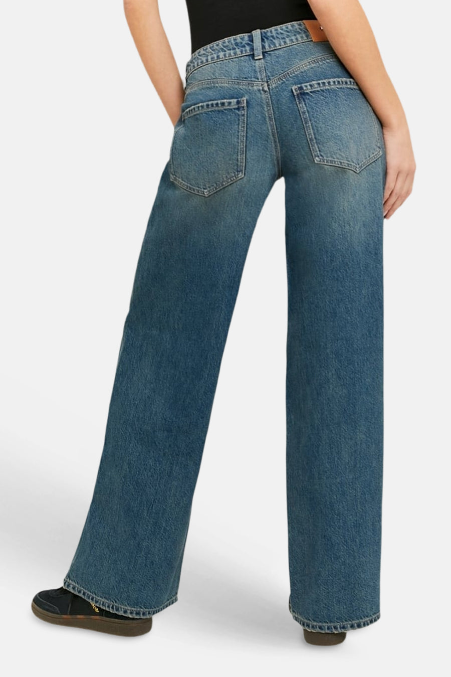Jean bleu clair à jambes larges de TALLY WEIJL, dos visible, avec délavage léger et poches arrière plaquées, porté avec des baskets.
