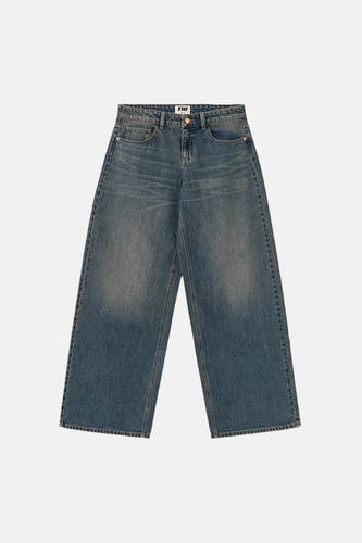 Jean large bleu clair en denim de TALLY WEIJL, avec un délavage clair et une étiquette TW sur la ceinture.