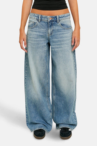 Jean décontracté de denim bleu clair de TALLY WEIJL, avec cinq poches et des jambes droites.