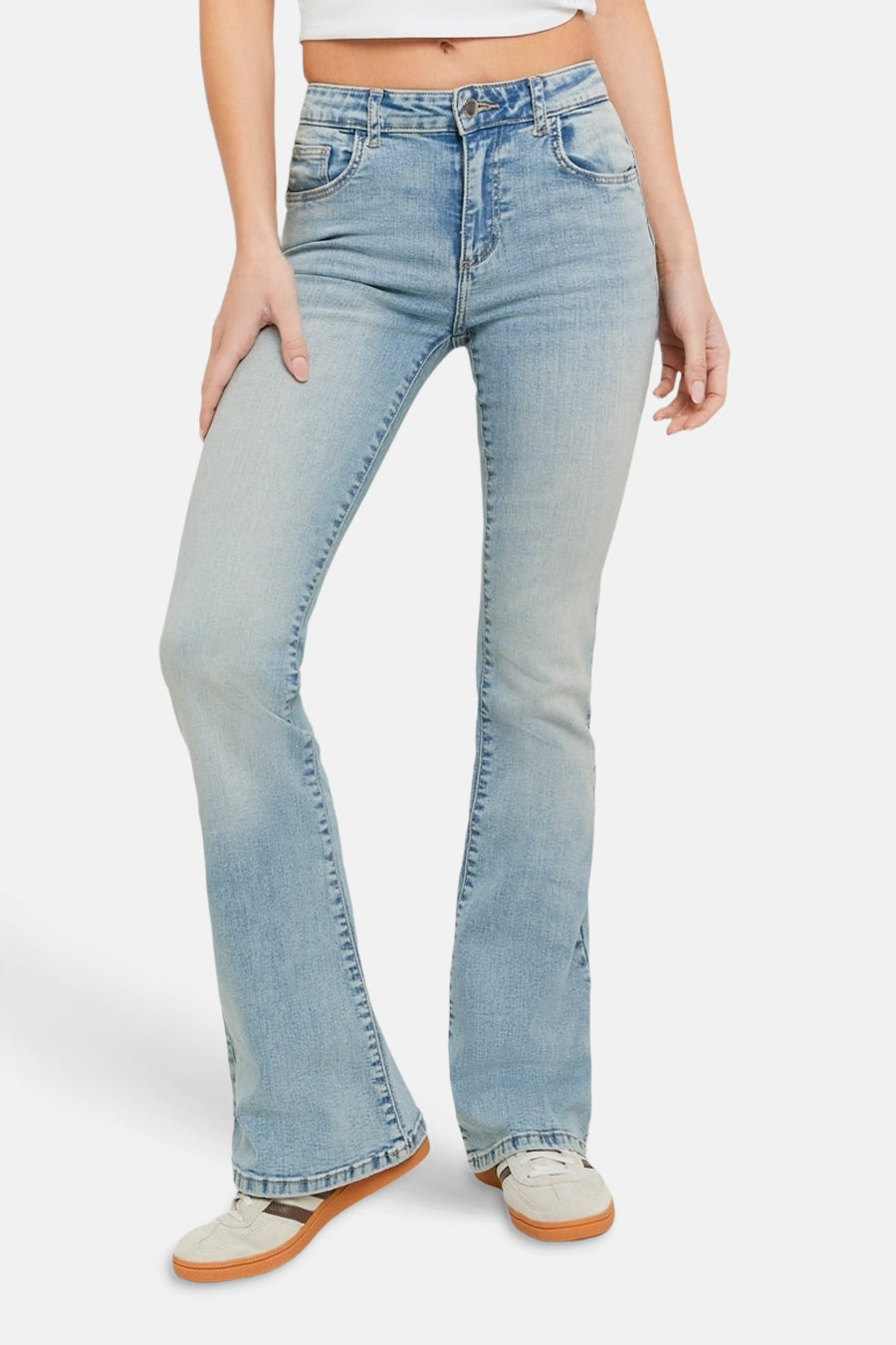 Jean flare bleu clair de TALLY WEIJL, avec une taille classique et un délavage subtil.
