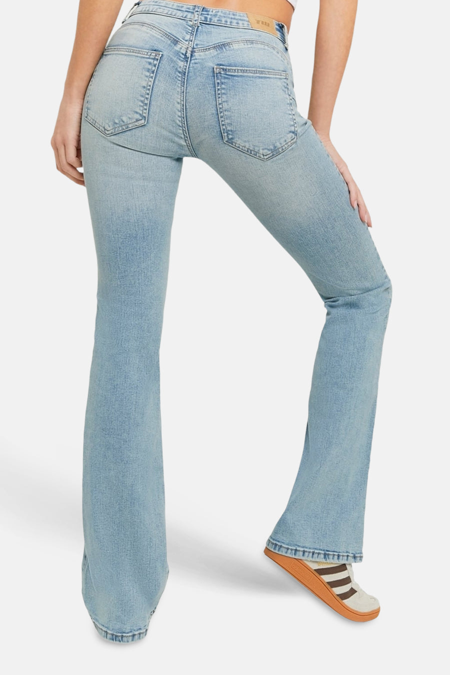 Jean évasé bleu clair de TALLY WEIJL, vu de dos, avec poches italiennes et une texture denim légèrement délavée.