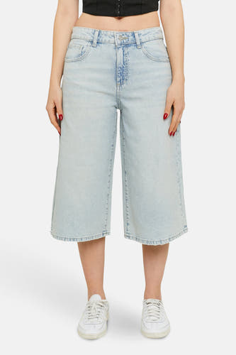 Short, light blue denim pants from TALLY WEIJL, with wide legs and white sneakers.