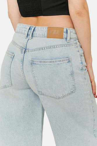 Short light blue denim pants from TALLY WEIJL, back, with a brown leather label.