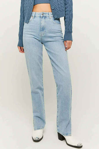 Jean droit en denim bleu clair de TALLY WEIJL, combiné avec un cardigan en maille bleu.