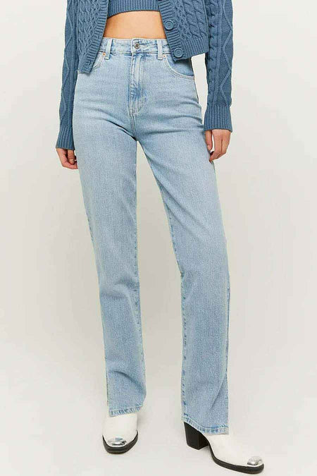 Jean droit en denim bleu clair de TALLY WEIJL, combiné avec un cardigan en maille bleu.