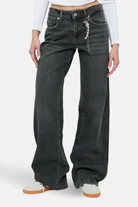 Jean droit gris de TALLY WEIJL, avec décoration argentée sur la ceinture.