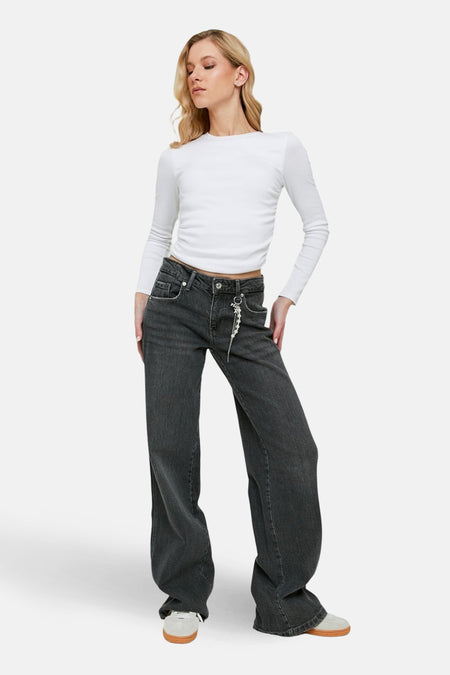 Jean droit gris de TALLY WEIJL, avec détail de chaîne argentée et associé à un t-shirt blanc et des baskets basses.