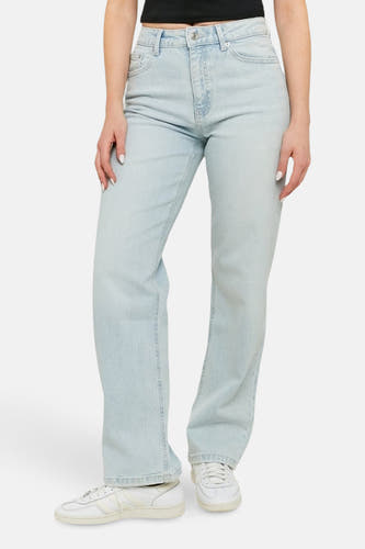 Jean droit bleu clair de TALLY WEIJL, assorti à des chaussures blanches et un haut uni.