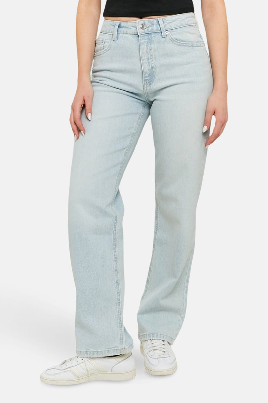 Jean droit bleu clair de TALLY WEIJL, assorti à des chaussures blanches et un haut uni.