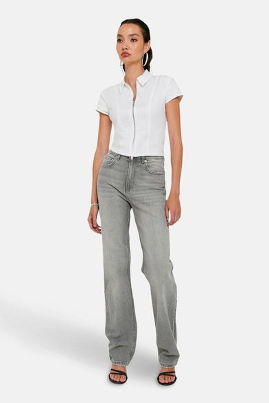 Jean droit gris clair de TALLY WEIJL, avec une taille haute et porté avec un haut blanc à fermeture éclair.